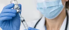 врач с препаратом для кодирования алкоголизма