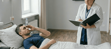 мужчина с сотрясением лежит в палате 